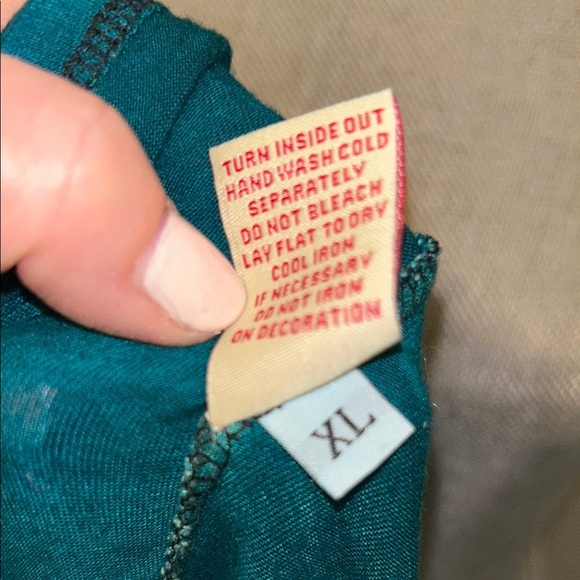 Green, Black and Tan Women's v-neck Top. Sz. XL  Beautiful design - Picture 7 of 12